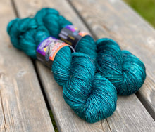 Mistletoe Silver Fingering - Outlander Blues Semisolid